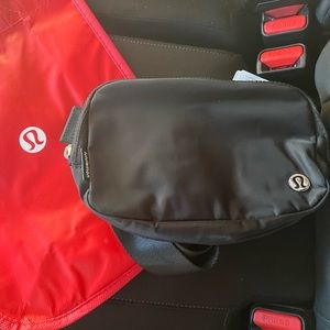 BNWT LULULEMON EVERYWHERE BELT BAG